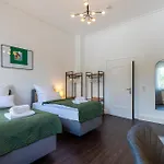 Zentral Gelegenes 3 Schlafzimmer - Mit Einzelbetten Bis 7 Personen Lägenhet *