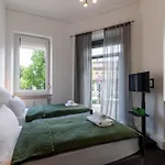 Zentral Gelegenes 3 Schlafzimmer - Mit Einzelbetten Bis 7 Personen Lägenhet
